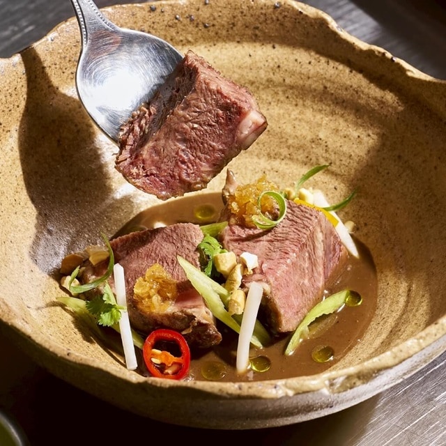 แก้มวัวตุ๋นซอสก๋วยเตี๋ยวเรือ